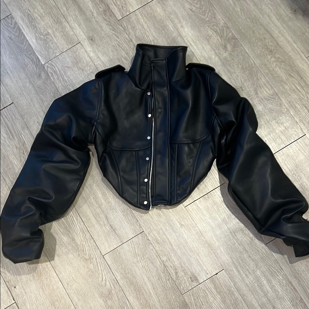 Maniere De Voir Black Leather Jacket with Cropped Design and Voluminous Sleeves